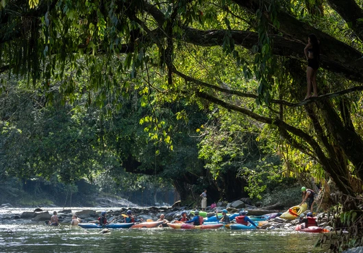 grupo de kayakistas en el curso de introduccion de kayak